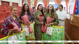 Председатель Совета Республики, уполномоченный представитель Главы государства в г. Минске Наталья Кочанова поздравила родившихся 3 июля малышей и их мам в УЗ "Городской клинический родильный дом № 2"