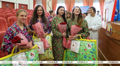 Председатель Совета Республики, уполномоченный представитель Главы государства в г. Минске Наталья Кочанова поздравила родившихся 3 июля малышей и их мам в УЗ 