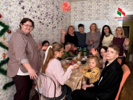 Знакомьтесь: детский дом семейного типа семьи Колоницких. В этих стенах живут 14 ребят в возрасте от 6 до 19 лет. Елена за 15 лет стала мамой для более чем 60 детей